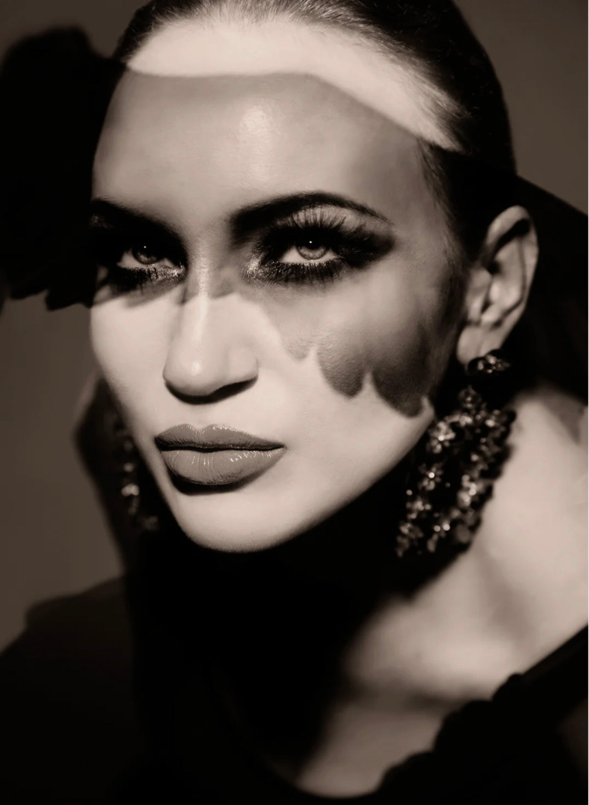 FEMME FATALE SEPIA